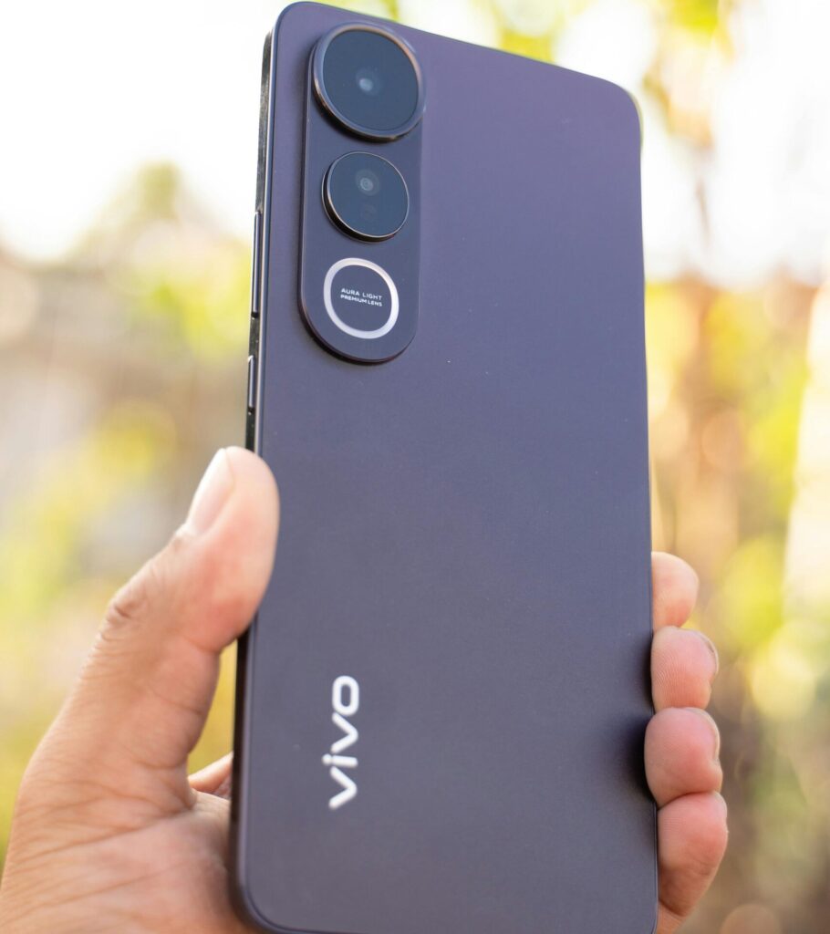 Vivo V70 vs Vivo V70 FE c